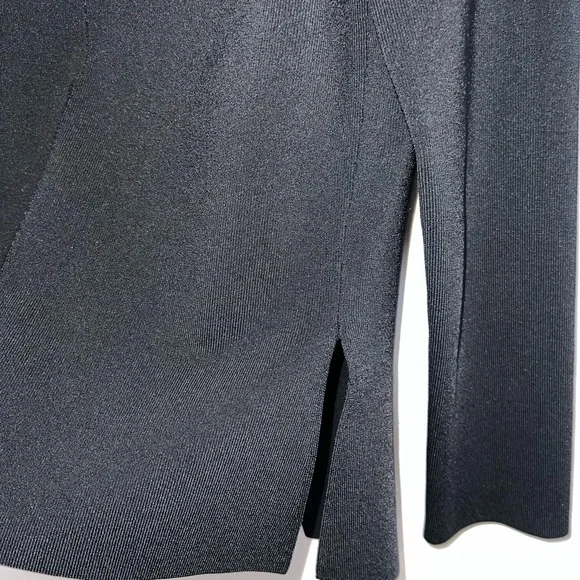 Sophisticated Black Blazer with Tailored Fit and Luxurious Fabric - Picture 4 of 9